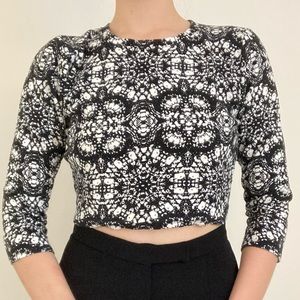geometric black and white long sleeve crop top